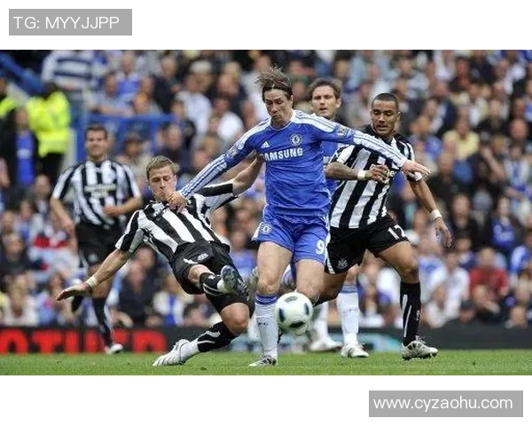 足球场上意外露鸟事件引发的热议与反思